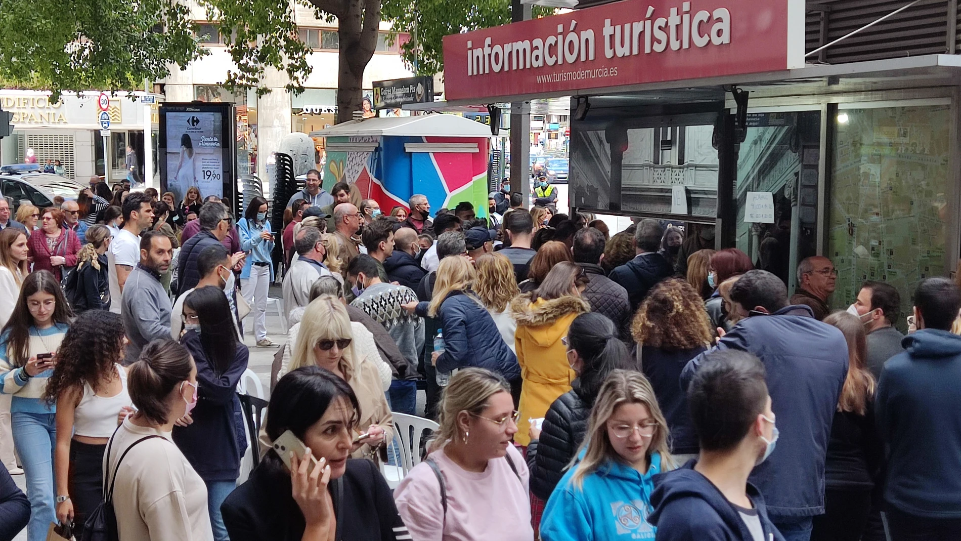 Colas en el punto de venta de sillas para el Entierro de la Sardina de la Gran Vía
