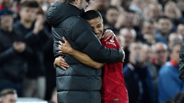 Klopp abraza a Thiago después del partido de la Premier contra el Manchester City