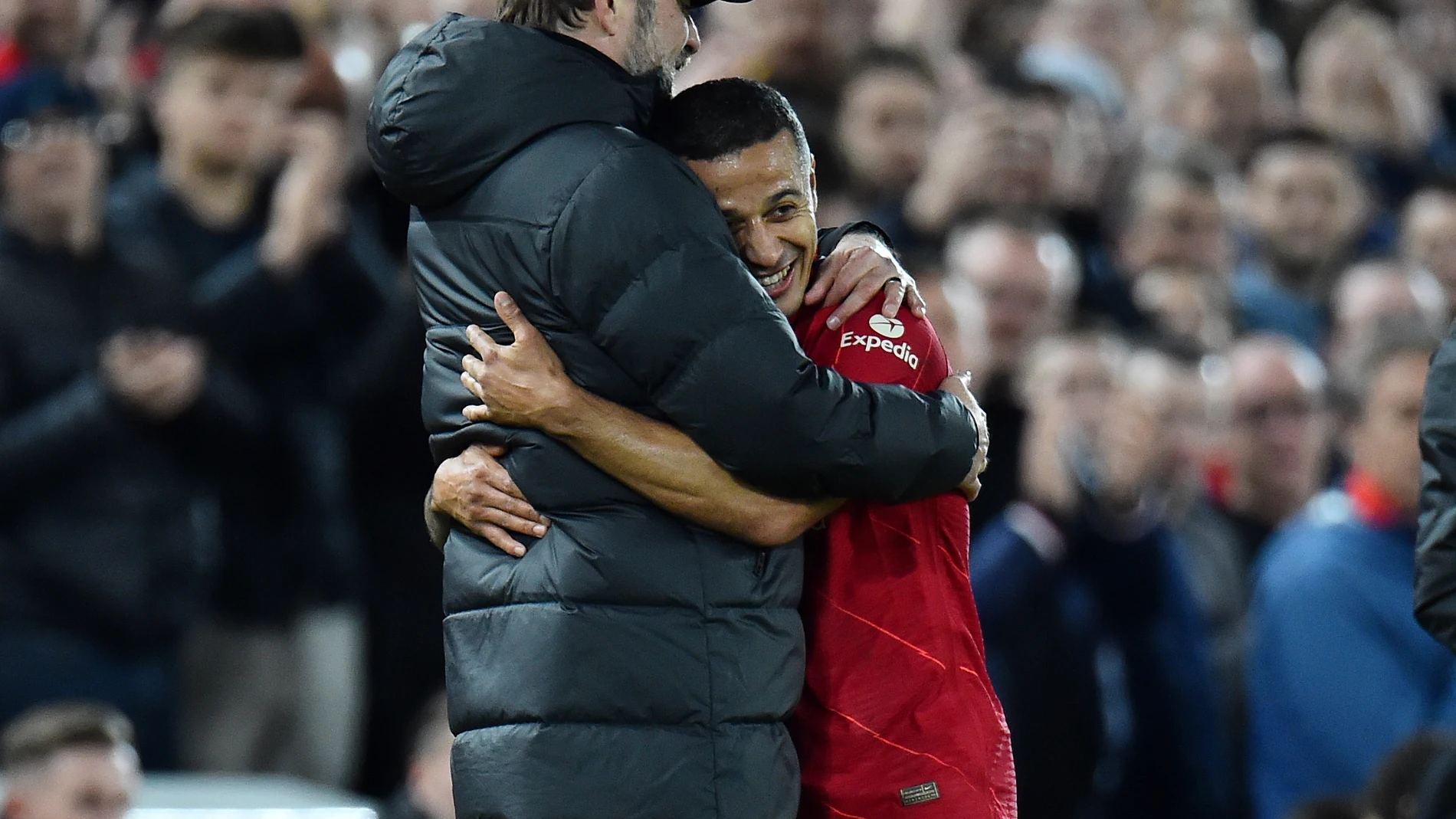 Klopp abraza a Thiago después del partido de la Premier contra el Manchester City