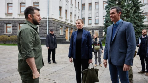 El presidente de Ucrania, Volodimir Zelenski; la primera ministra de Dinamarca, Mette Frederiksen, y el presidente del Gobierno, Pedro Sánchez, se saludan antes de reunirse, a 21 de abril de 2022, en Kiev (Ucrania).