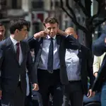 El presidente Emmanuel Macron llega a un acto de campaña en el Ayuntamiento de Saint Denis