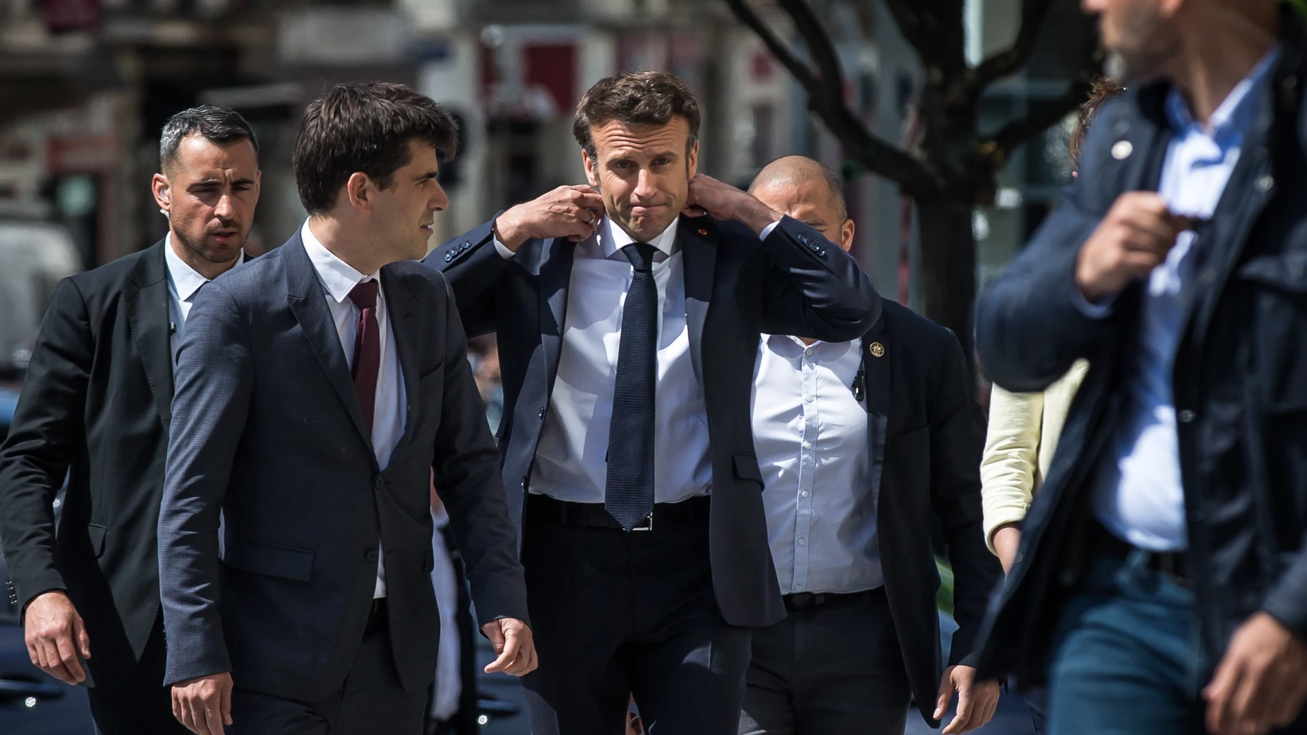 El presidente Emmanuel Macron llega a un acto de campaña en el Ayuntamiento de Saint Denis