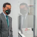 El presidente de la Junta, Juanma Moreno, a la llegada al nuevo bloque quirúrgico del antiguo Hospital Militar de Sevilla. Eduardo Briones / Europa Press