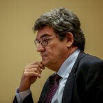 El ministro de Inclusión, Seguridad Social y Migraciones, José Luis Escrivá, interviene en una rueda de prensa en la sede ministerial, a 21 de abril de 2022, en Madrid (