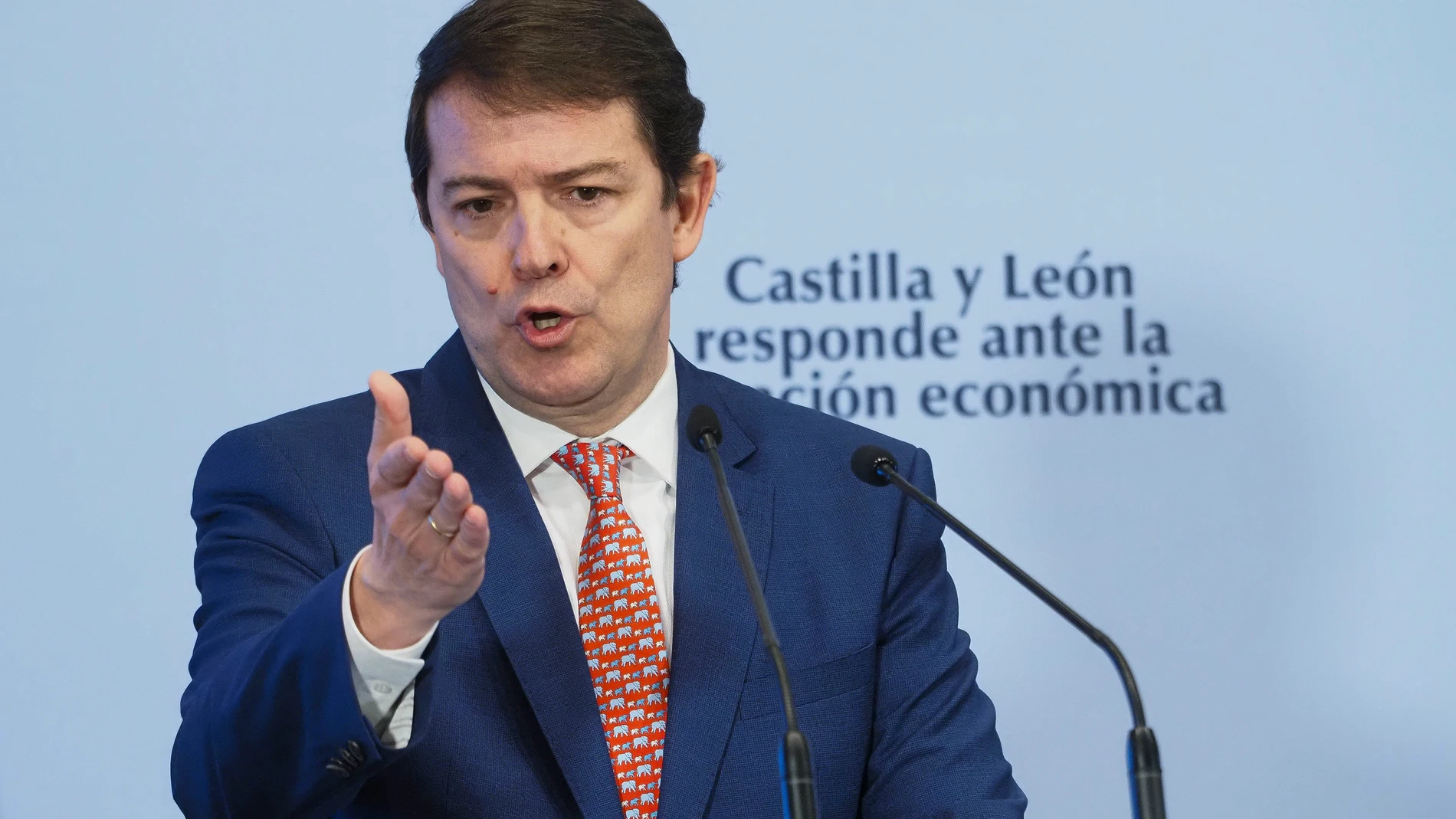 VALLADOLID.21/04/2022.- El presidente de la Junta, Alfonso Fernández Mañueco durante la rueda de prensa ofrecida tras la reunión del Consejo de Gobierno celebrada este jueves en Valladolid.EFE/R. García