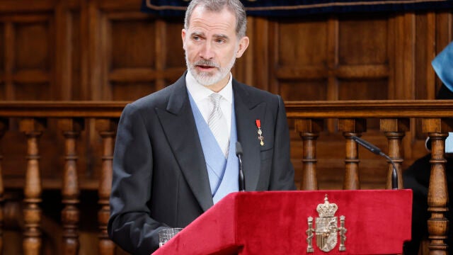 ALCALÁ DE HENARES (MADRID), 22/04/2022.- El rey Felipe VI pronuncia un discurso durante el acto de entrega del Premio Cervantes a la escritora uruguaya Cristina Peri Rossi este viernes en el Paraninfo de la Universidad de Alcalá de Henares. EFE/Ballesteros POOL