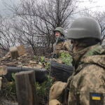 Soldados ucranianos en sus posiciones en el área de Donetsk