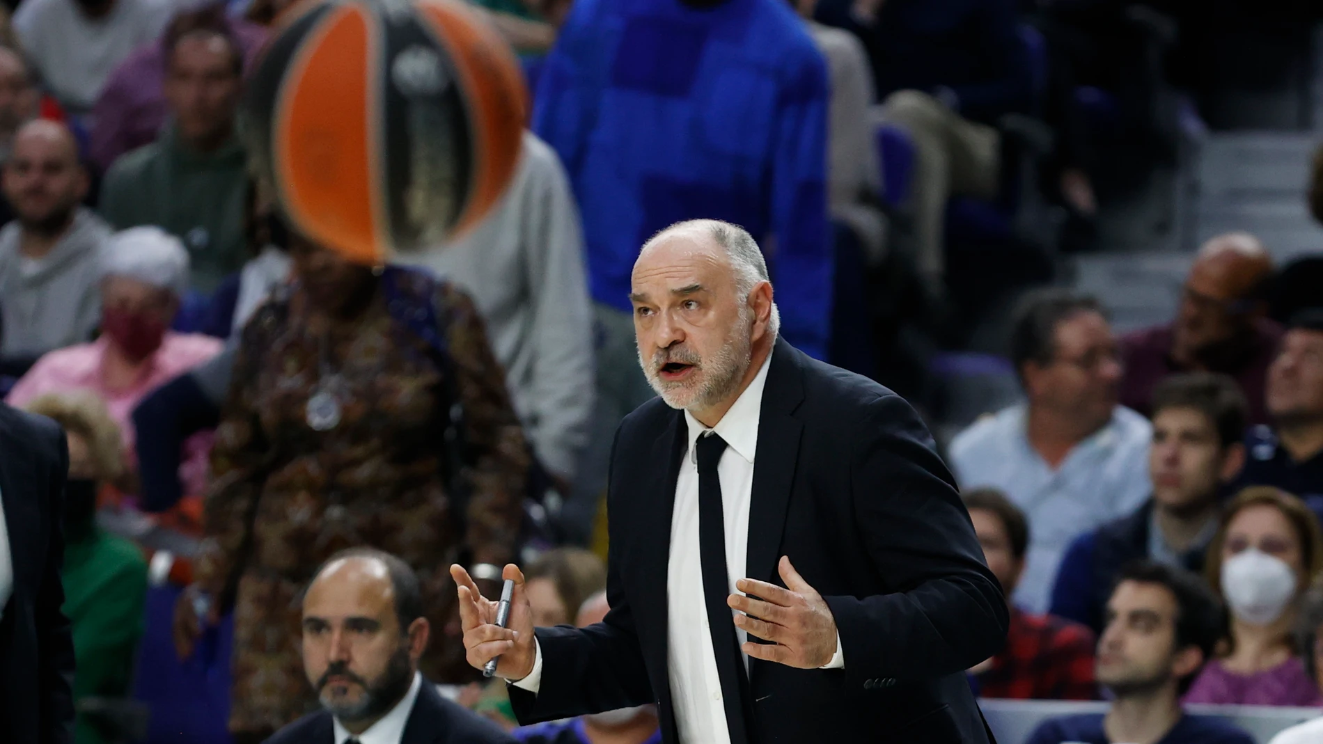 Laso da instrucciones en el segundo partido de la serie ante el Maccabi