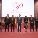 Foto de familia de los premiados con Fernández Mañueco