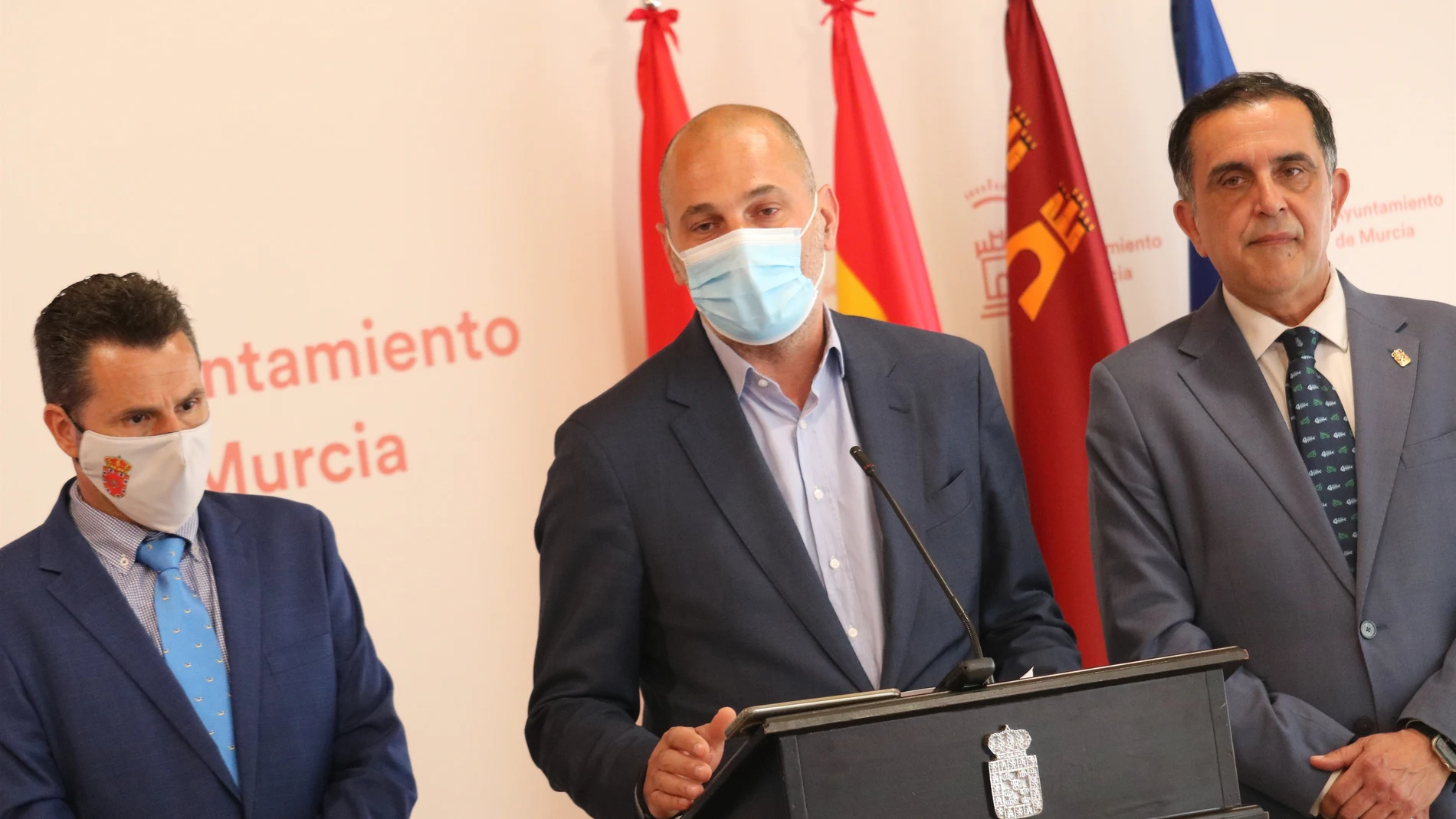 El vicealcalde de Murcia, Mario Gómez, el concejal de Festejos, Pedro García Rex y el alcalde de Murcia, José Antonio Serrano