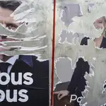 Dos carteles rajados de Emmanuel Macron y Marine Le Pen en Lyon