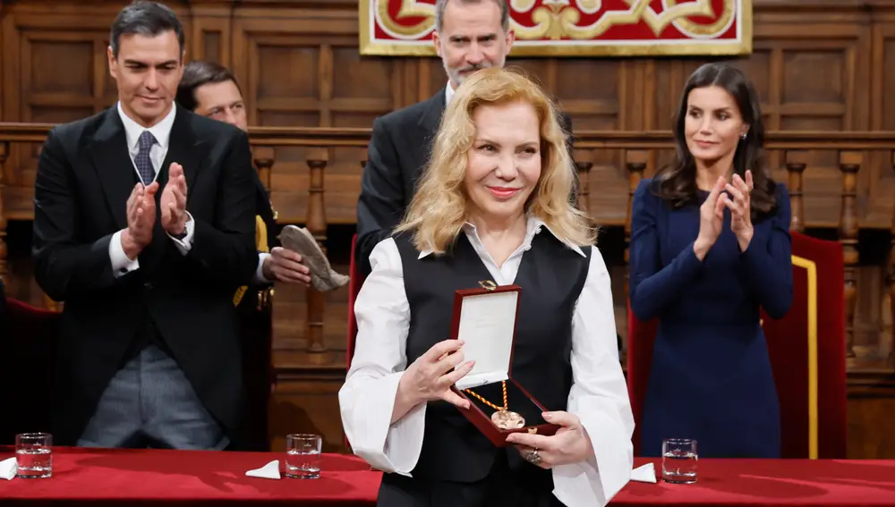Cecilia Roth sonríe tras recoger el Premio Cervantes en nombre de la escritora uruguaya Cristina Peri Rossi