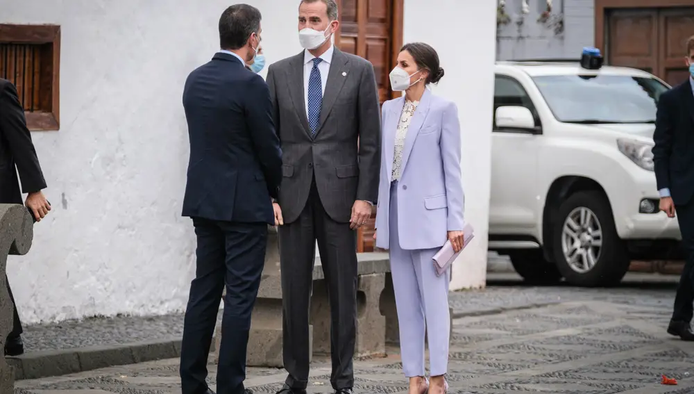 El rey Felipe VI y Letizia Ortiz con el presidente Pedro Sánchez durante el homenaje a Palma (Ejemplaridad al pueblo de la Palma) en la Palma el sábado 12 de sábado de 2022