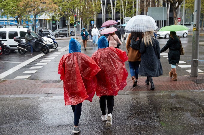 Dos mujeres se protegen de la lluvia en Madrid