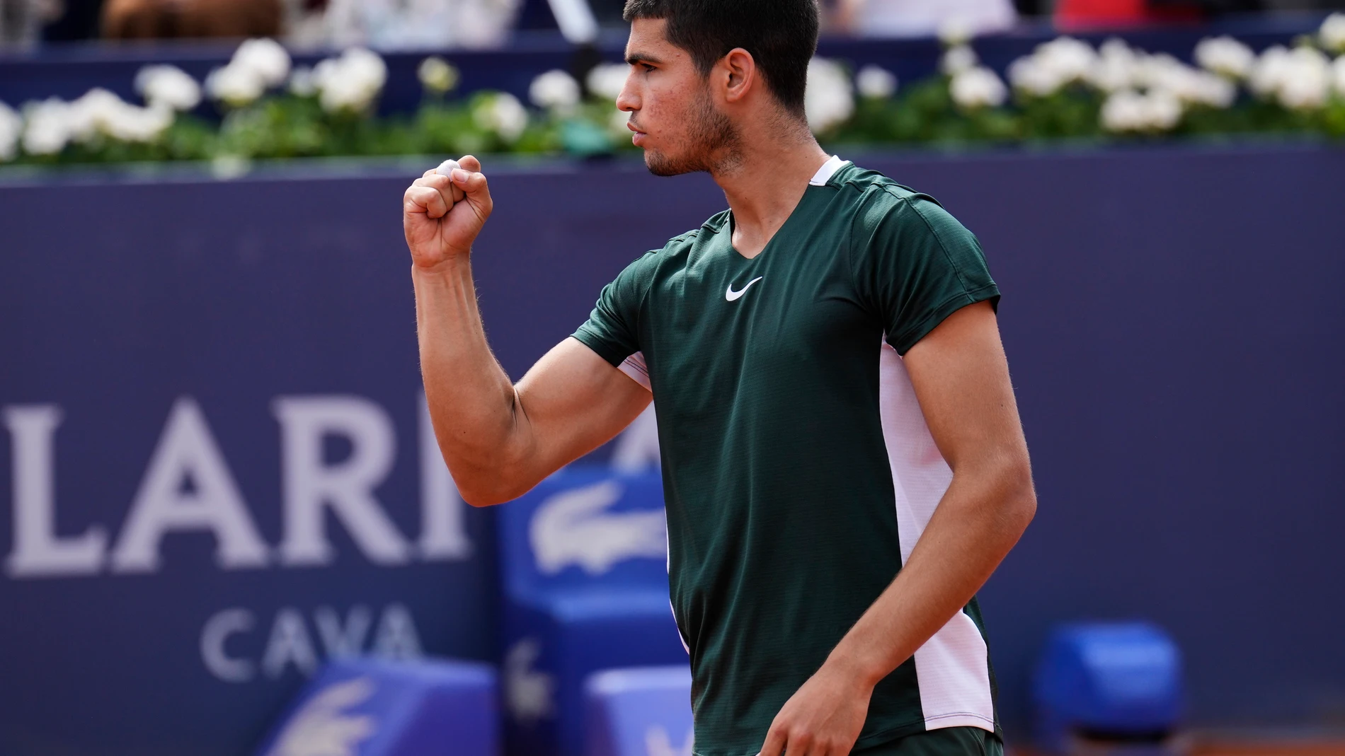 Carlos Alcaraz derrotó a Jaume Munar por la mañana y a Tsitsipas por la noche