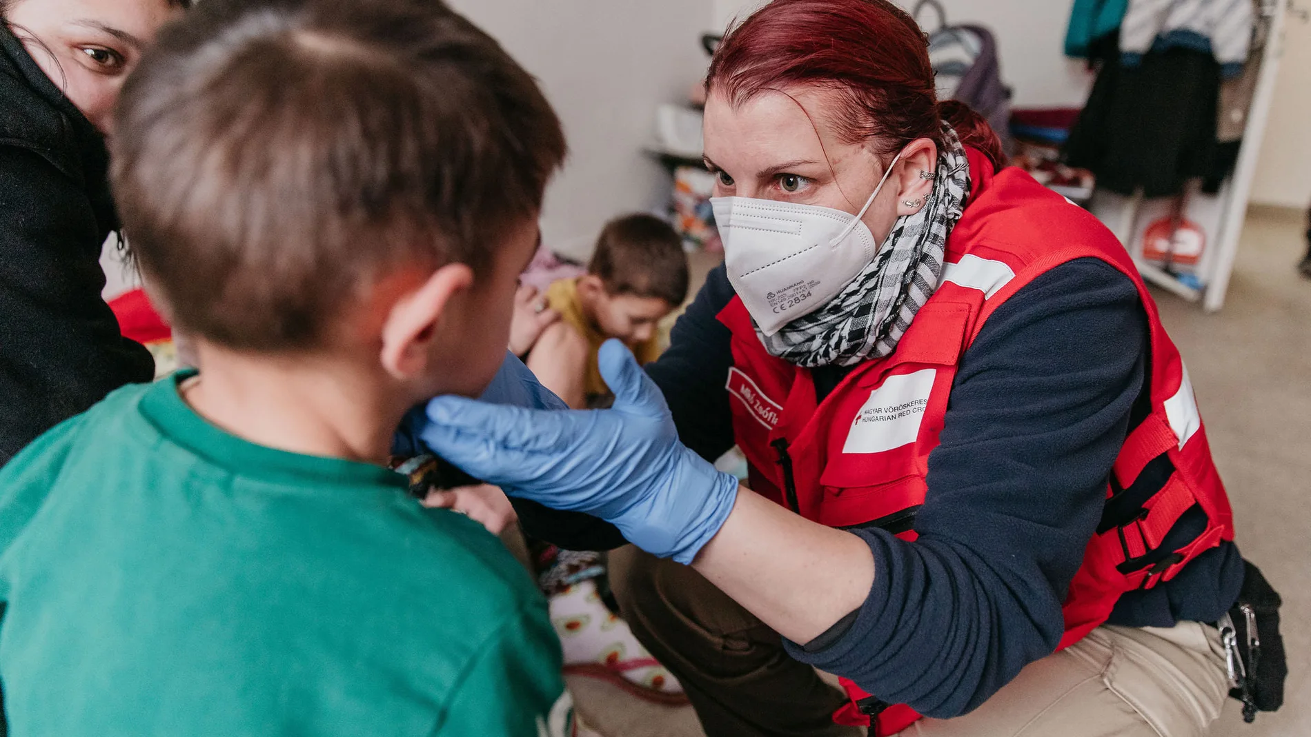 Voluntarios de Cruz Roja atienden a pequeños recién llegados a España