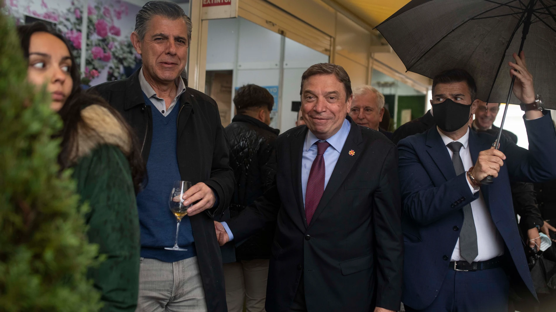 El ministro de Agricultura, Pesca y Alimentación, Luis Planas (c), durante la visita realizada este viernes a la XXXVII Cata del Vino de Montilla-Moriles en Córdoba