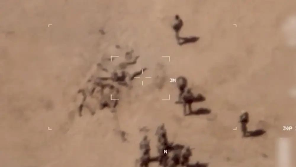 Imágenes difundidas en las que se aprecia a un grupo de soldados caucásicos enterrando cuerpos en el Sahel.