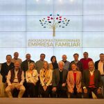 Foto de familia de los participantes del encuentro de representantes de asociaciones de empresas familiares de España celebrado en tierras palentinas