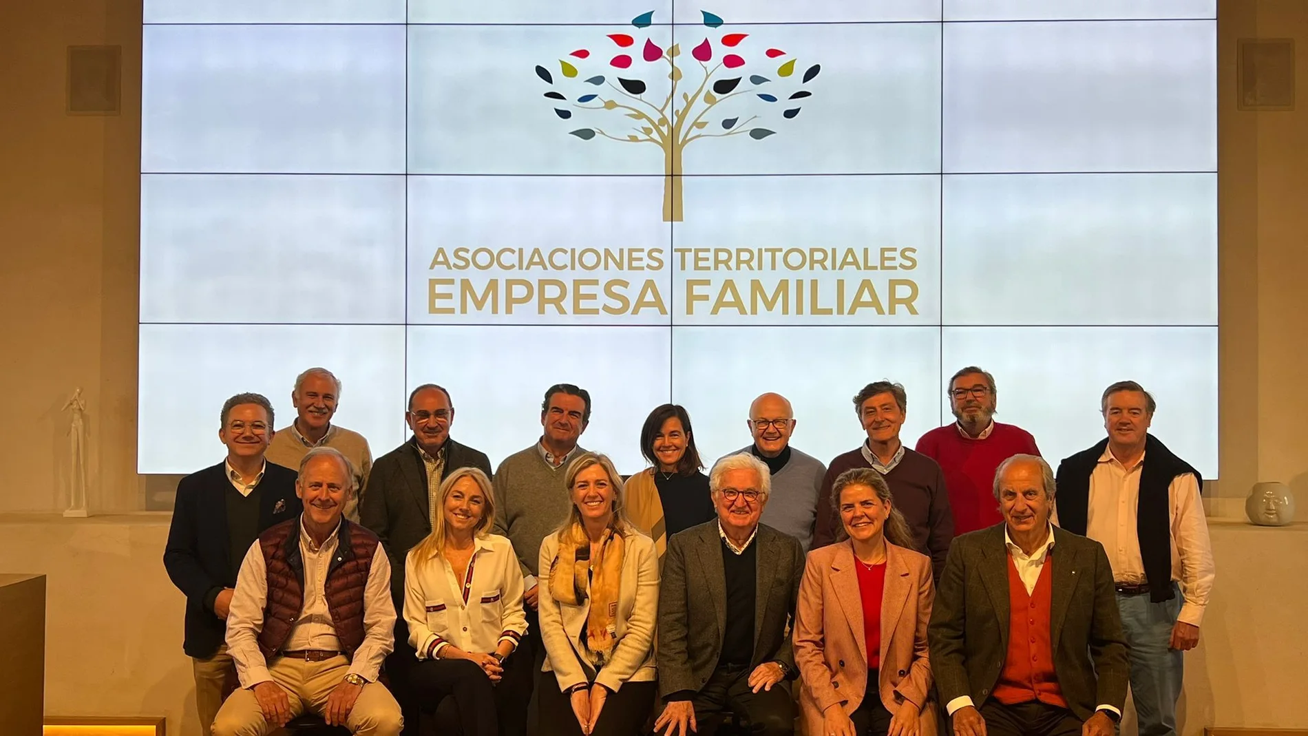 Foto de familia de los participantes del encuentro de representantes de asociaciones de empresas familiares de España celebrado en tierras palentinas
