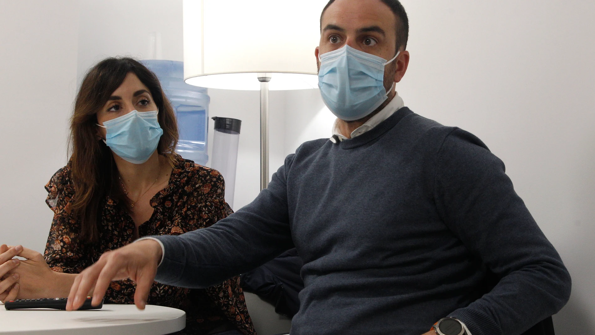 La especialista en coloprotología de Quirónsalud Murcia Noelia Ibáñez y el especialista en coloproctología de Quirónsalud Murcia Jesús Abrisqueta, durante los Diálogos Sanitarios EFE que ha llevado por título 'El auge de la cirugía mínimamente invasiva. Las nuevas claves'.