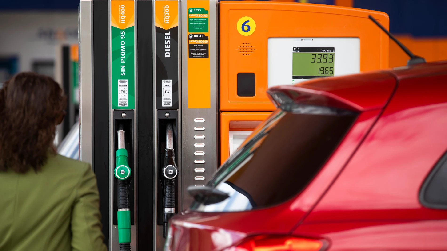 Imagen de gasolineras y precios de combustibles.