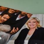 Carteles electorales de Emmanuel Macron y Marine Le Pen antes de la segunda vuelta 21/04/2022