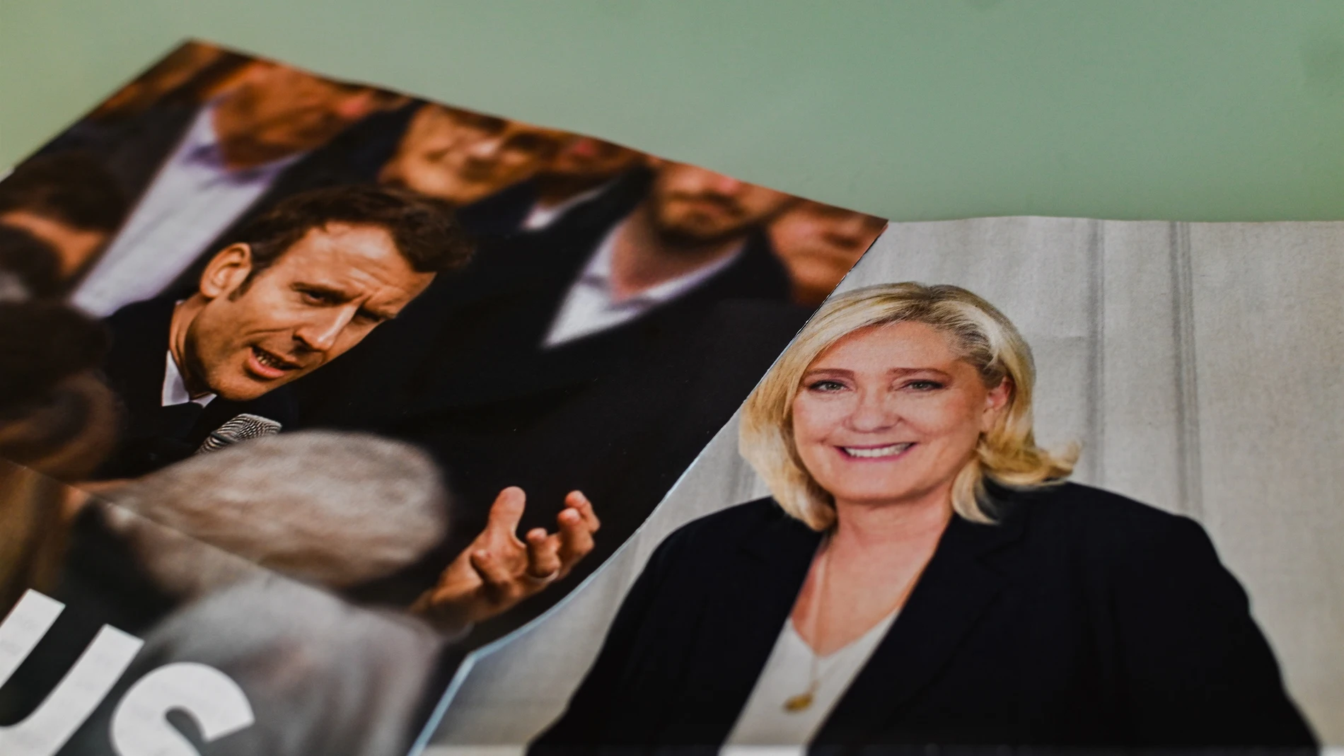 Carteles electorales de Emmanuel Macron y Marine Le Pen antes de la segunda vuelta 21/04/2022