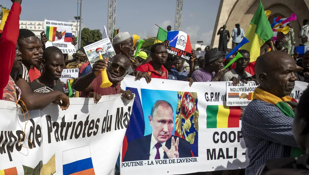 Manifestantes malienses portan una pancarta donde puede leerse &quot;Putin, el camino al futuro&quot;, en septiembre de 2020.