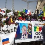 Manifestantes malienses portan una pancarta donde puede leerse "Putin, el camino al futuro", en septiembre de 2020.