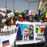 Manifestantes malienses portan una pancarta donde puede leerse "Putin, el camino al futuro", en septiembre de 2020.