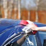 Utilizar un producto no específico para la limpieza del coche puede arruinar la carrocería | Fuente: Dreamstime