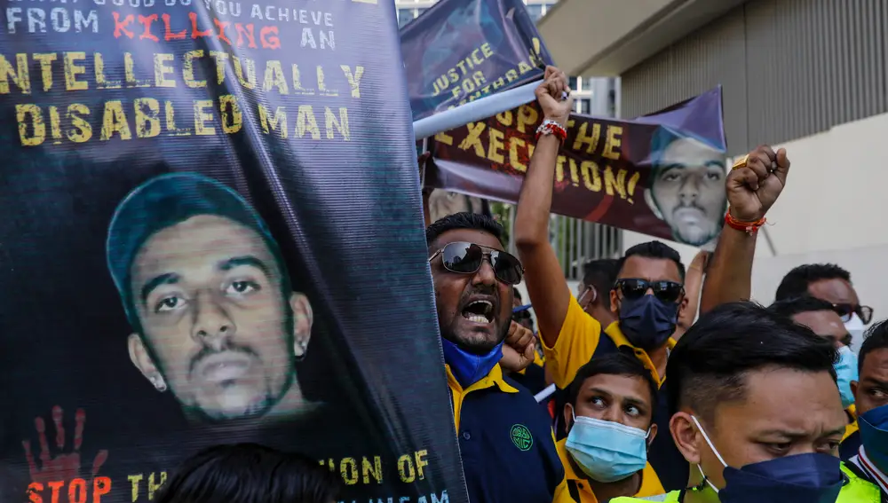 Kuala Lumpur (Malaysia), 23/04/2022.- A protester shouts slogans while holding a poster against the planned execution of Nagaenthran K. Dharmalingam, who was convicted of a drug offence 11 years ago in Singapore but diagnosed as intellectually disabled, outside the Singapore embassy in Kuala Lumpur, Malaysia, 23 April 2022. Nagaenthran was arrested on 22 April 2009 at the Singapore-Malaysia Woodland border checkpoint and charged for trafficking 42.72 grams of diamorphine (heroin). Nagaenthran is scheduled to be executed on 27 April 2022 in Singapore. (Protestas, Malasia, Singapur, Singapur) EFE/EPA/FAZRY ISMAIL