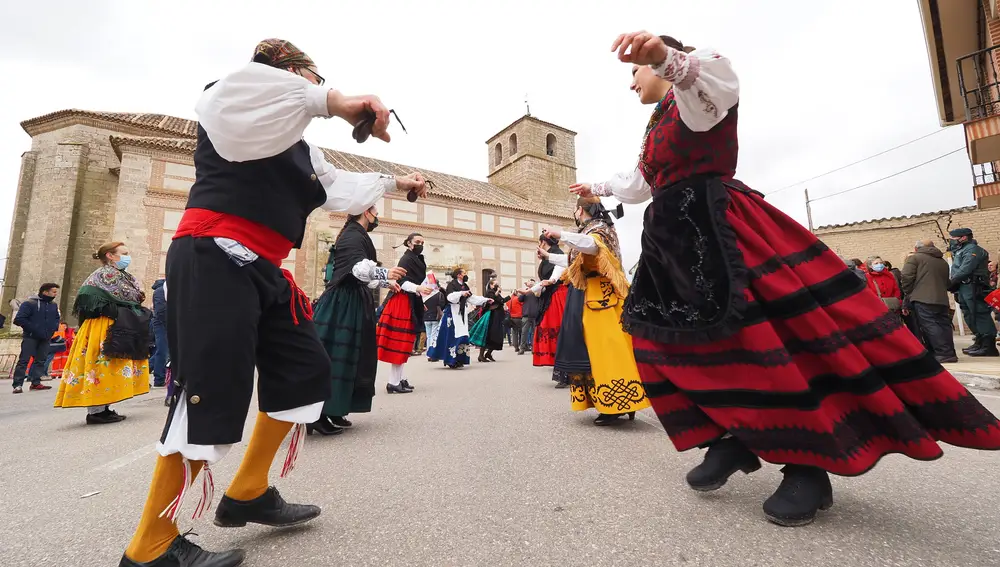 Varias personas con trajes tradicionales bailan una jota durante la celebración del Día Grande de Castilla y León en la campa de Villalar de los Comuneros