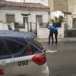 Dos agentes de la policía local de León en la vivienda que se ha derrumbado parcialmente de la calle Peña Ercina