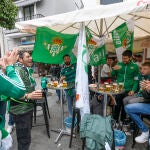 Aficionados del Real Betis en un bar de Triana horas antes de la última edición de la final de la Copa del Rey