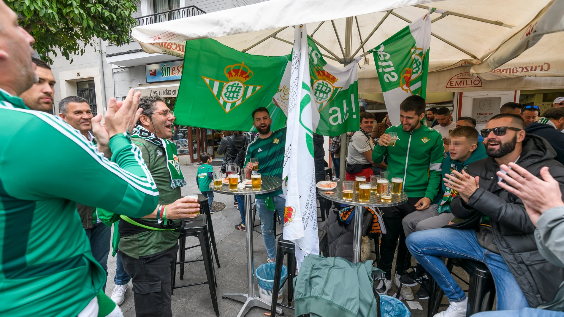 Aficionados del Real Betis en un bar de Triana horas antes de la última edición de la final de la Copa del Rey