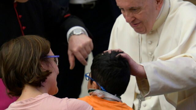 Vatican City (Italy), 23/04/2022.- Pope Francis (R) greets the faithful in the Nervi Hall during an audience with members of the 'Madonna of tears' community of Treviglio, northern Italy, at the Vatican City, 23 April 2022. (Papa, Italia) EFE/EPA/CLAUDIO PERI