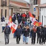 Personas visitando Villalar de los Comuneros durante el Día de Castilla y León