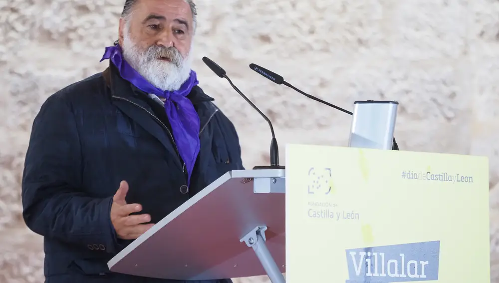 El periodista Javier Pérez Andrés durante la celebración del tradicional 'Laudatio Comunera' en el Día Grande de Castilla y León en la campa de Villalar de los Comuneros