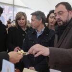 El presidente del Principado de Asturias, Adrián Barbón, visita la Feria Iberqueso de Valencia de Don Juan, acompañado por el alcalde de la localidad, Juan Pablo Regadera y la diputada Andrea Fernández, entre otras autoridades