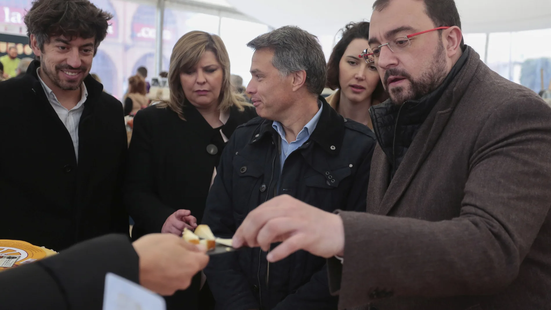 El presidente del Principado de Asturias, Adrián Barbón, visita la Feria Iberqueso de Valencia de Don Juan, acompañado por el alcalde de la localidad, Juan Pablo Regadera y la diputada Andrea Fernández, entre otras autoridades