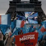 Los seguidores de Macron celebran la victoria del presidente junto a la Torre Eiffel