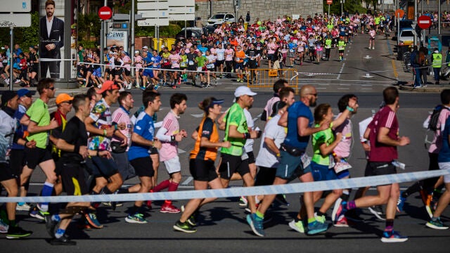 Maraton de Madrid 2022 Corredores pasan junto a las 4 torres durante la celebración de la carrera popular Maraton de Madrid 2022