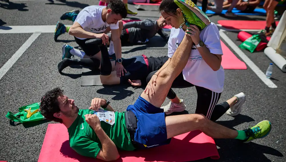 Maraton de Madrid 2022 Los corredores de la Maratón de Madrid reciben sesiones de fisioterapia en la línea de meta.