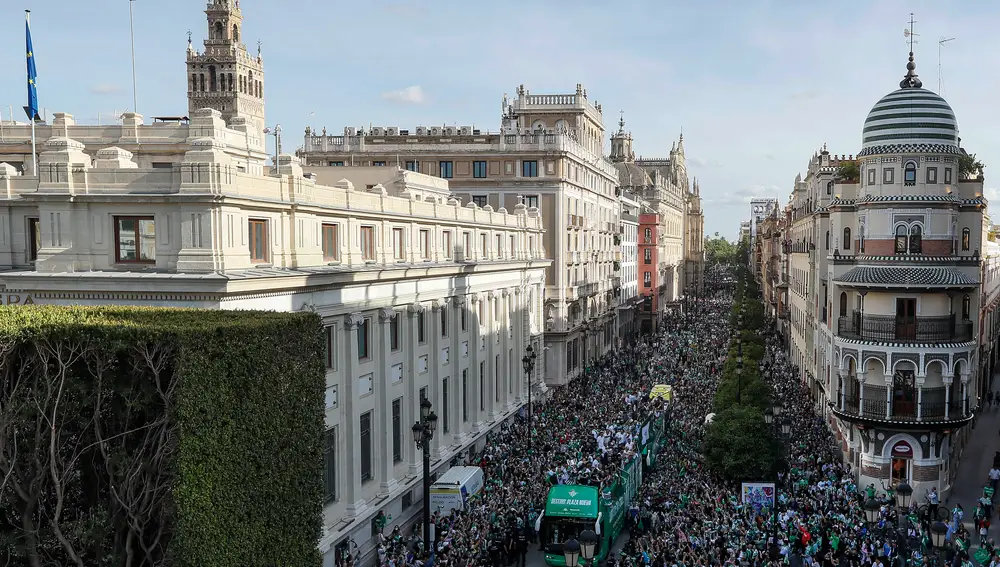 Una enorme multitud sigue a autocar con Jugadores del Betis durante su recorrido por la Avenida de la constitución con destino al ayuntamiento de Sevilla, para celebrar su título de Copa del Rey. EFE/ Jose Manuel Vidal