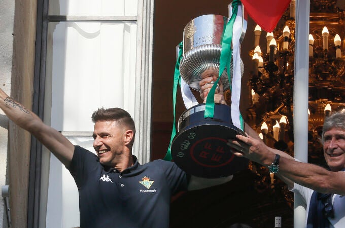 Pellegruinio sostiene el trofeo de Copa junto a Joaquín