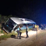 Al menos una decena de personas han resultado heridas anoche en el vuelco de un autobús que cubría la línea regular entre Alicante y Murcia, en la autovía A7 a su paso por el municipio alicantino de Granja de Rocamora.