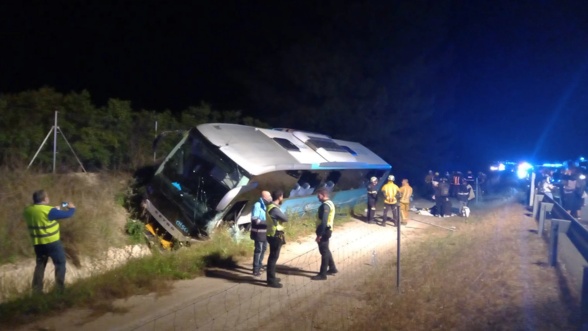 Al menos una decena de personas han resultado heridas anoche en el vuelco de un autobús que cubría la línea regular entre Alicante y Murcia, en la autovía A7 a su paso por el municipio alicantino de Granja de Rocamora.