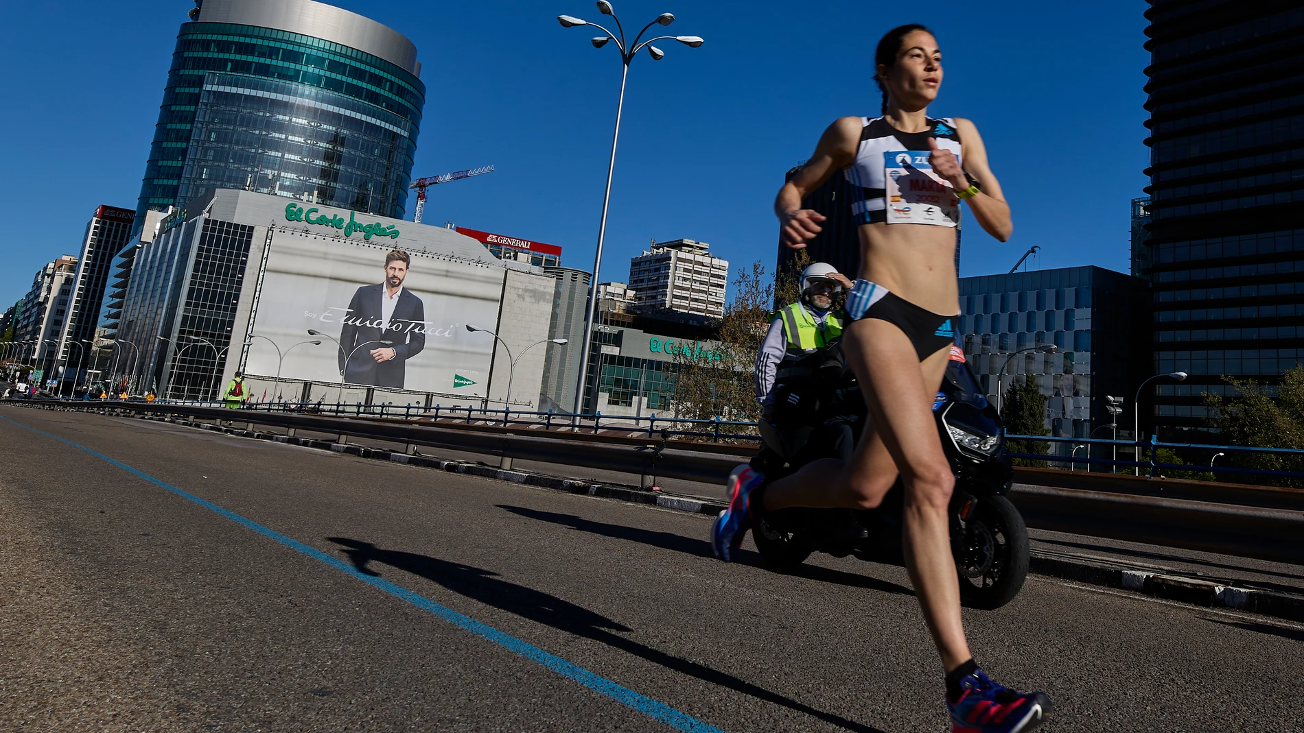 Una participante corre durante la 44ª edición del Rock ‘n’ Roll Maratón de Madrid 2022